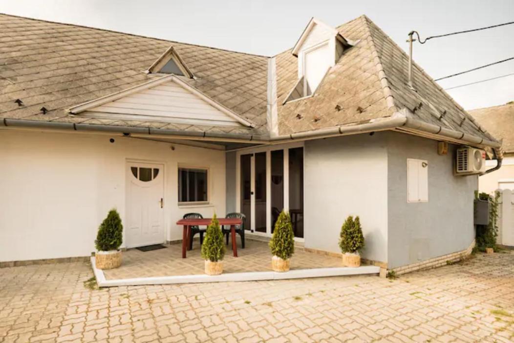 Azure House Aparthotel Keszthely Ngoại thất bức ảnh